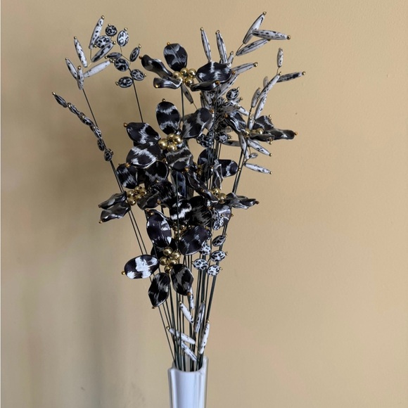 Vintage Halloween black and white flower and vase - Picture 2 of 2